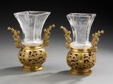 une paire de vases en or et en cristal posés sur une table