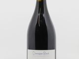 la bouteille de vin est posée sur une surface blanche