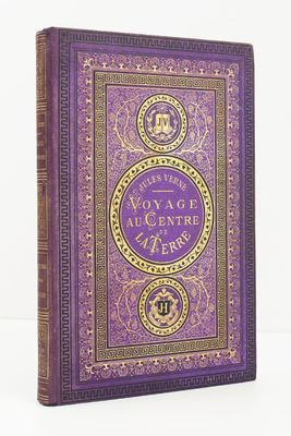 un vieux livre à la couverture violette posé sur une table