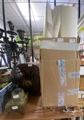 une boîte posée sur une table recouverte d'une pile de papiers