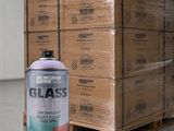 un pot de peinture pour verre à côté d'une palette de cartons