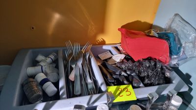 Bac à couverts en pvc gris garni d'environ 40 couverts