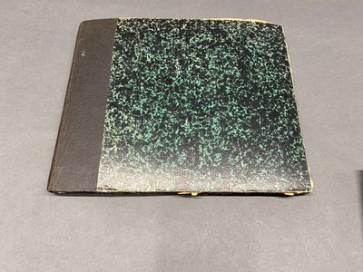 TIMBRES-POSTE MONDE Ancien album présentant des timbres-post…