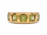 une image représentant une bague en or sertie de pierres vertes