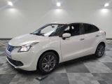une photo d'une voiture blanche dans un showroom