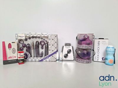 un grand nombre d'objets posés sur une table