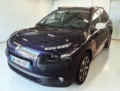 une voiture bleue garée dans un garage