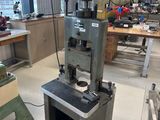 une machine placée au milieu d'une pièce