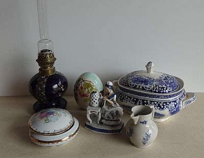 une table sur laquelle se trouvent de nombreux objets différents