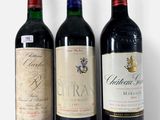 trois bouteilles de vin sont alignées sur une surface blanche