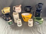 de nombreux types de tasses à café posées sur une table