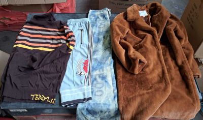 deux vêtements posés sur une valise