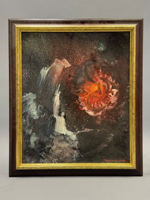 une peinture à l'huile représentant une fleur rouge dans un cadre noir et doré