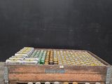 palette en bois sur laquelle sont posées des canettes de bière et des canettes de soda
