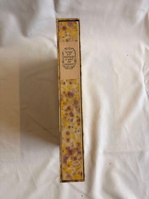 une petite boîte ornée d'un motif jaune et marron