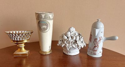 trois vases et une théière posés sur une table