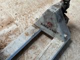 une fourche posée sur une palette
