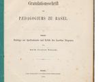 un vieux livre à la couverture verte posé sur une surface blanche