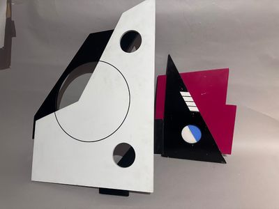 deux feuilles de papier en forme de vaisseau spatial