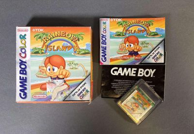 deux jeux Nintendo posés l'un à côté de l'autre sur une table