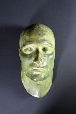 Masque mortuaire de Napoélon Ier en plâtre peint vert (égren…