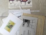 une pile de papiers posée par terre