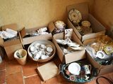 un grand nombre de boîtes et de conteneurs posés sur le sol