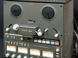 une radio posée sur une table