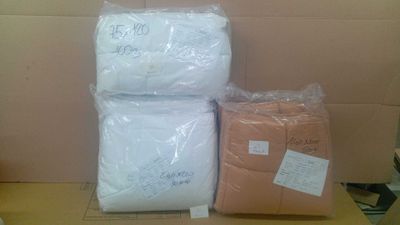 trois paquets de papier toilette posés sur une boîte en carton