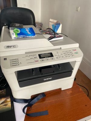 une imprimante posée sur un bureau