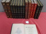 un livre ouvert posé sur une table à côté d'une pile de livres