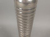 un vase en argent posé sur une table
