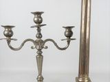 paire de candélabres anciens en laiton avec bougeoirs sur pied