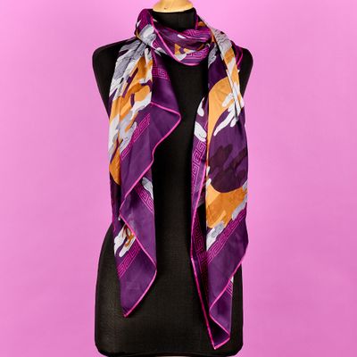une écharpe violette et orange sur un mannequin, un mannequin, un mannequin, un mannequin, un mannequin, un mannequin, un mannequin, un mannequin, un mannequin, un mannequin, un mannequin, un mannequin, un mannequin, un mannequin, un mannequin, un mannequin, un mannequin, un mannequin, un mannequin, un mannequin, un mannequin, un mannequin, un mannequin, un mannequin, un mannequin, un mannequin, un mannequin, un mannequin, un mannequin, un mannequin, un mannequin, un mannequin, un mannequin