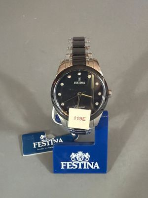 une montre posée sur une boîte bleue
