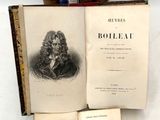 plusieurs livres sont empilés sur une table