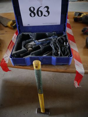 une boîte à outils posée sur une table, entourée de ruban adhésif
