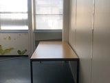 une longue table au milieu d'une pièce vide