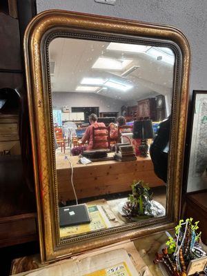 a mirror that is sitting on top of a desk