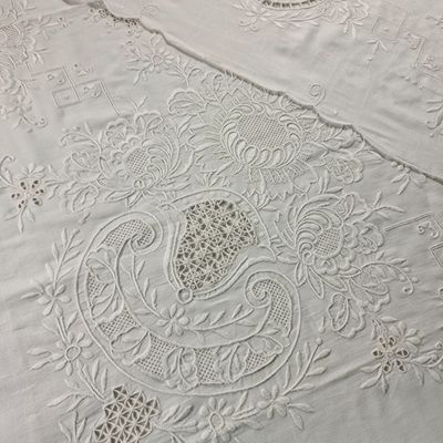 une nappe blanche ornée d'un motif paisley