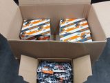 une boîte en carton remplie d'objets hétéroclites sur une table