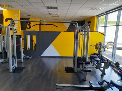 une salle de sport équipée de divers appareils