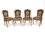 trois chaises avec un revêtement à motifs floraux, revêtement à motifs floraux, revêtement à motifs floraux, revêtement à motifs floraux, revêtement à motifs floraux, revêtement à motifs floraux, revêtement à motifs floraux, revêtement à motifs floraux, revêtement à motifs floraux