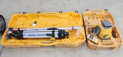 une mallette à outils jaune contenant un trépied et un trépied