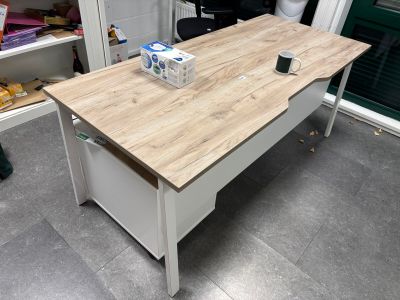 une table en bois sur laquelle se trouve une brique de lait