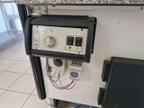 une machine posée sur le comptoir de la cuisine