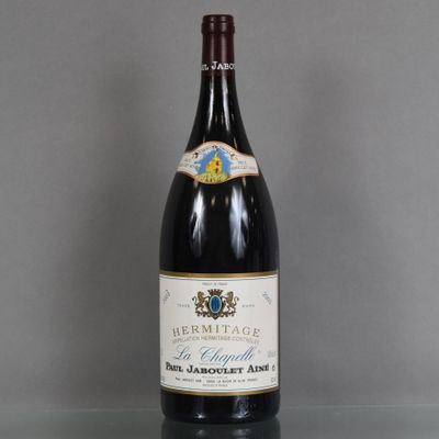 une bouteille de vin posée sur une table
