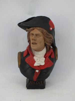statue représentant le buste d'un homme vêtu d'un manteau rouge et d'un chapeau noir