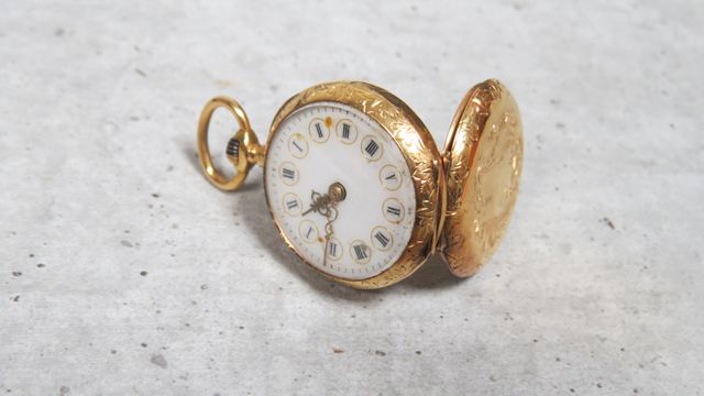 Montre de col « à gousset » en or 750‰. Cache poussière en or. En...