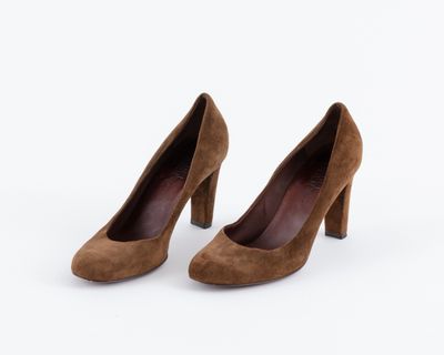 une paire de chaussures à talons hauts en daim marron sur fond blanc
